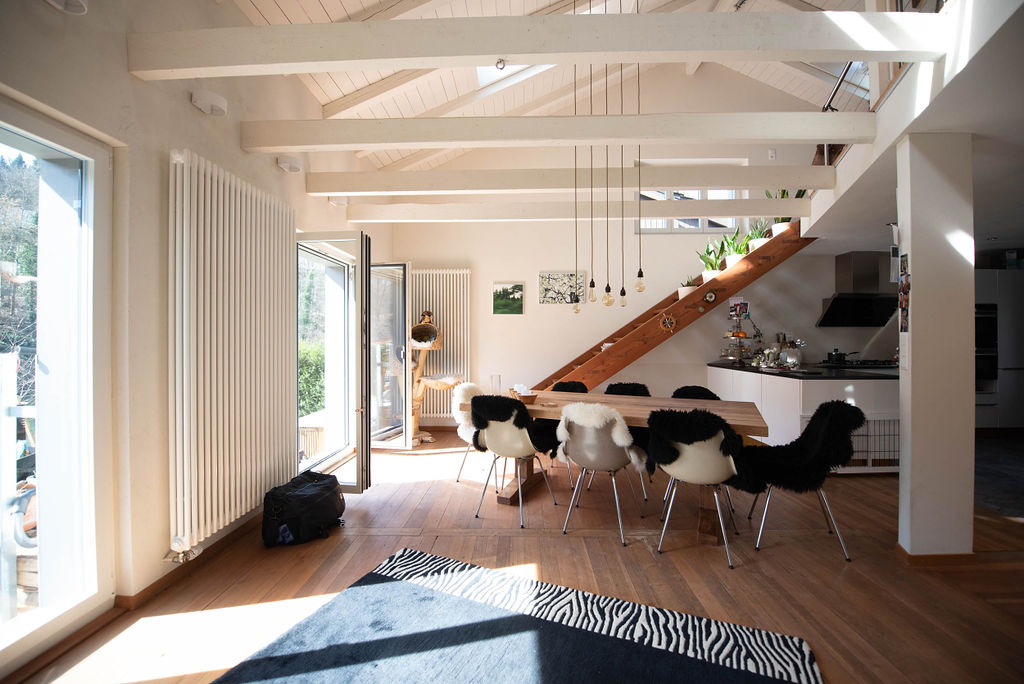 Gekalkte Holz- und Verputzflächen im Wohnzimmer eines Einfamilienhauses in Wettingen durch Meier Schmocker AG