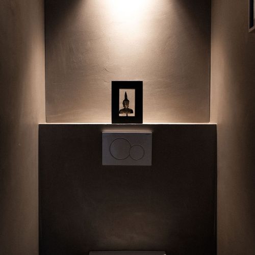 Naturofloor Toilettenrückwand in braunem Farbton in Badezimmer in Zollikon durch Meier Schmocker AG
