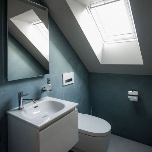 Naturofloor Toilettenrückwand in blaugrauem Farbton in Spreitenbach durch Meier Schmocker AG