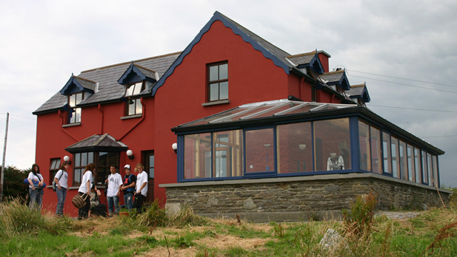 Rot gestrichenes Haus in Irland durch die Lehrlinge der Meier Schmocker AG